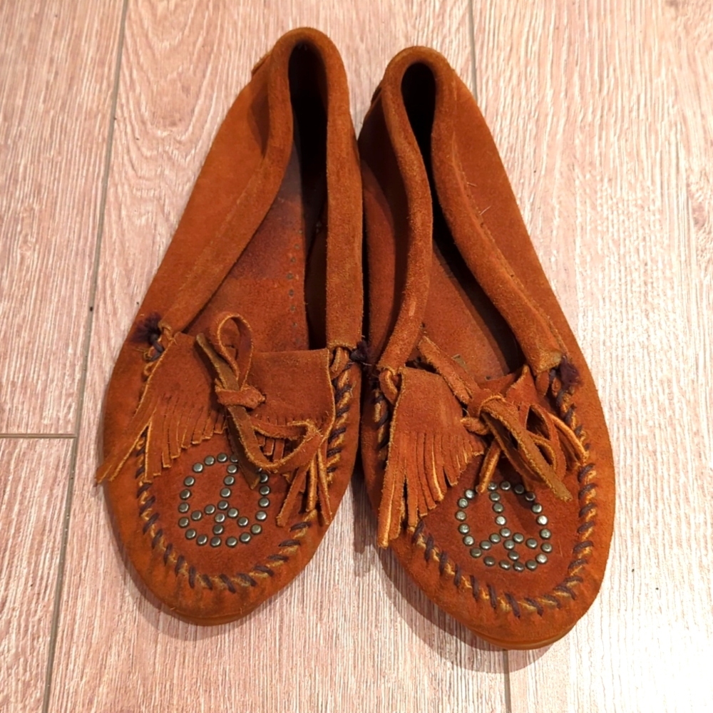 Minnetonka Peace Studded Moccasins Sz 6